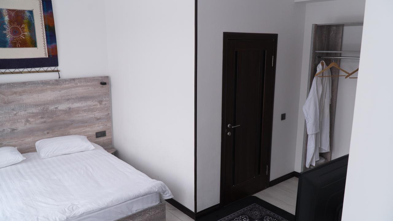 Гостевой дом Home Guest Residence Бишкек Экстерьер фото